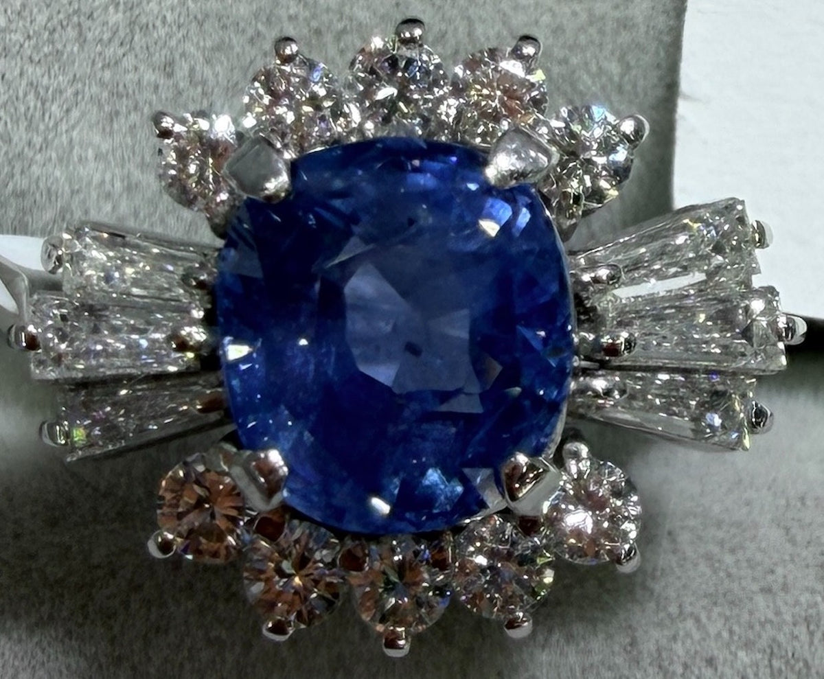 A Delightful 3.34ct Unheated Blue Sapphire Platinum & Diamond Ring