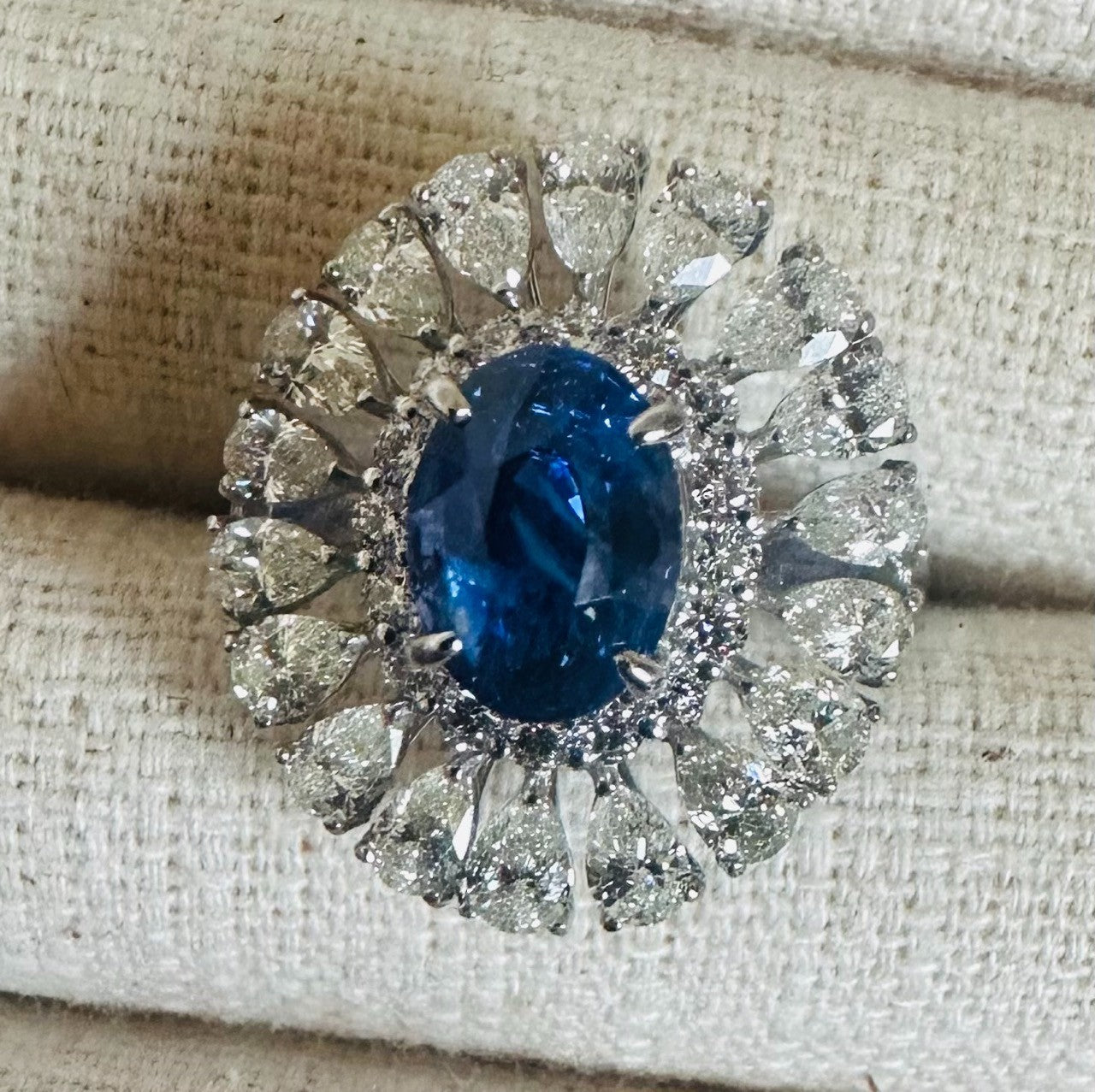 An Exquisite 3.10ct Unheated Blue Sapphire No Heat Platinum & Diamond Ring