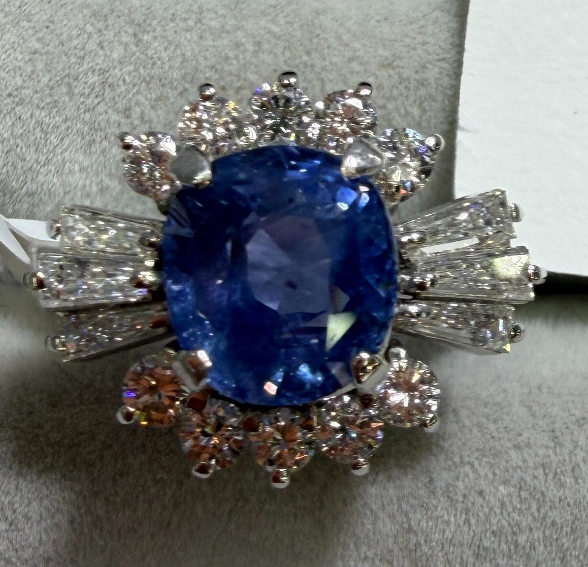 A Delightful 3.34ct Unheated Blue Sapphire Platinum & Diamond Ring