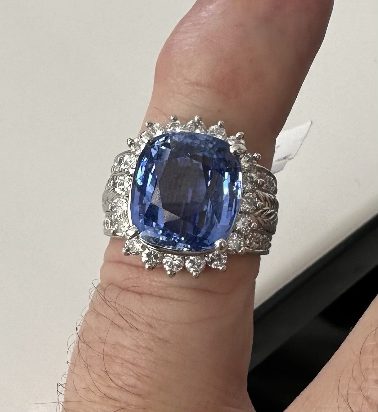 A Stunning Unisex 11.83ct Cornflower Blue Sapphire Plat & Diamond Ring