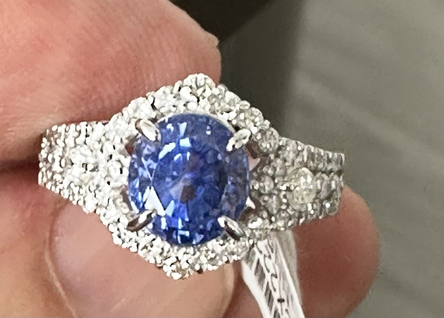 An Exquisite 3.07ct Unheated Blue Sapphire Platinum & Diamond Ring GIA
