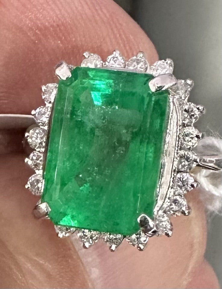 BARGAIN OF THE WEEK  Wonderful 5.00ct Colombia Emerald & Diamond Ring