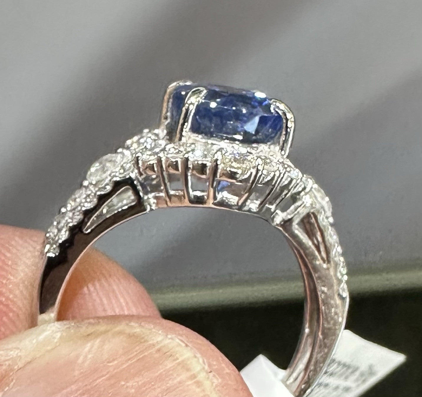An Exquisite 3.07ct Unheated Blue Sapphire Platinum & Diamond Ring GIA