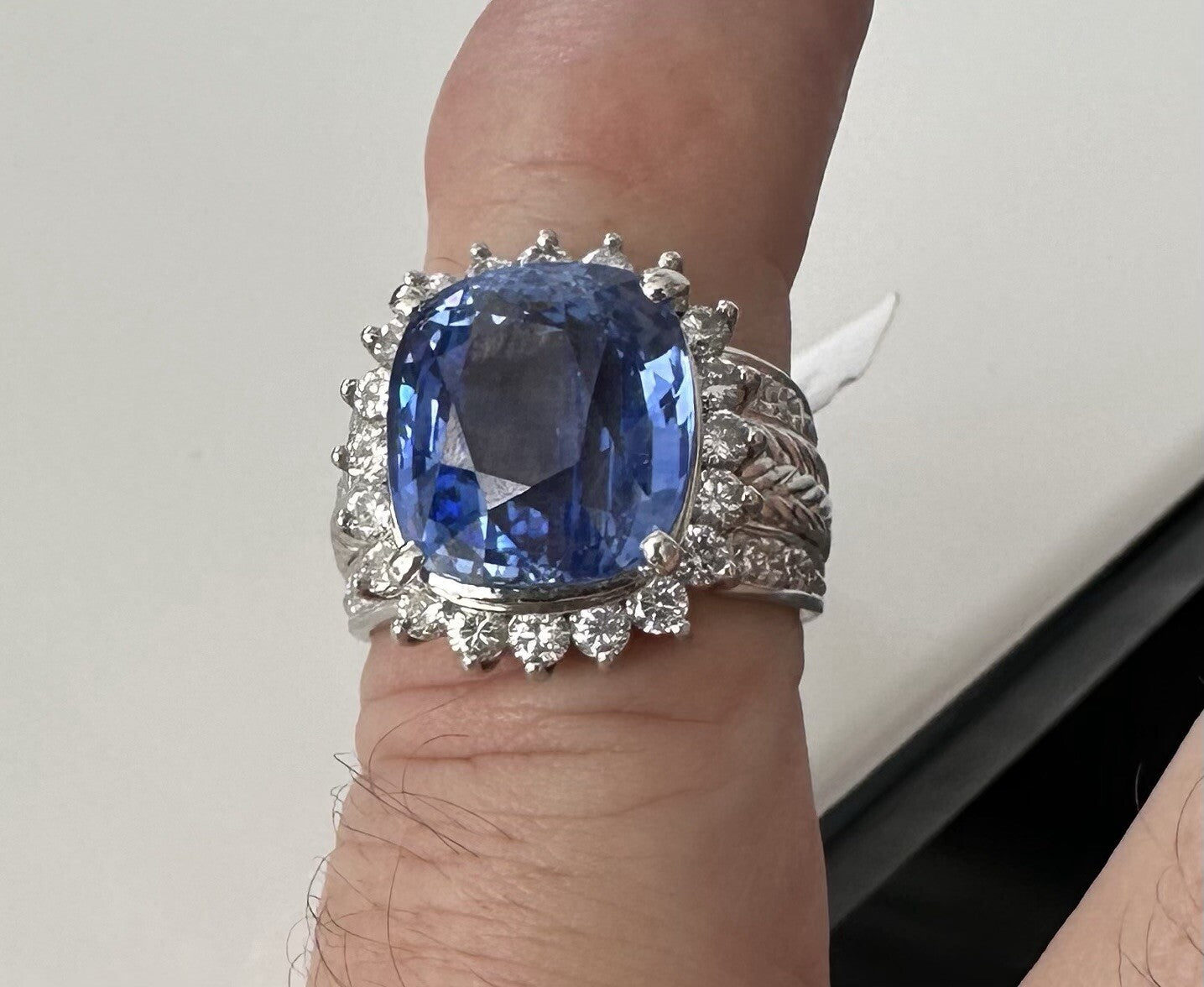 A Stunning Unisex 11.83ct Cornflower Blue Sapphire Plat & Diamond Ring