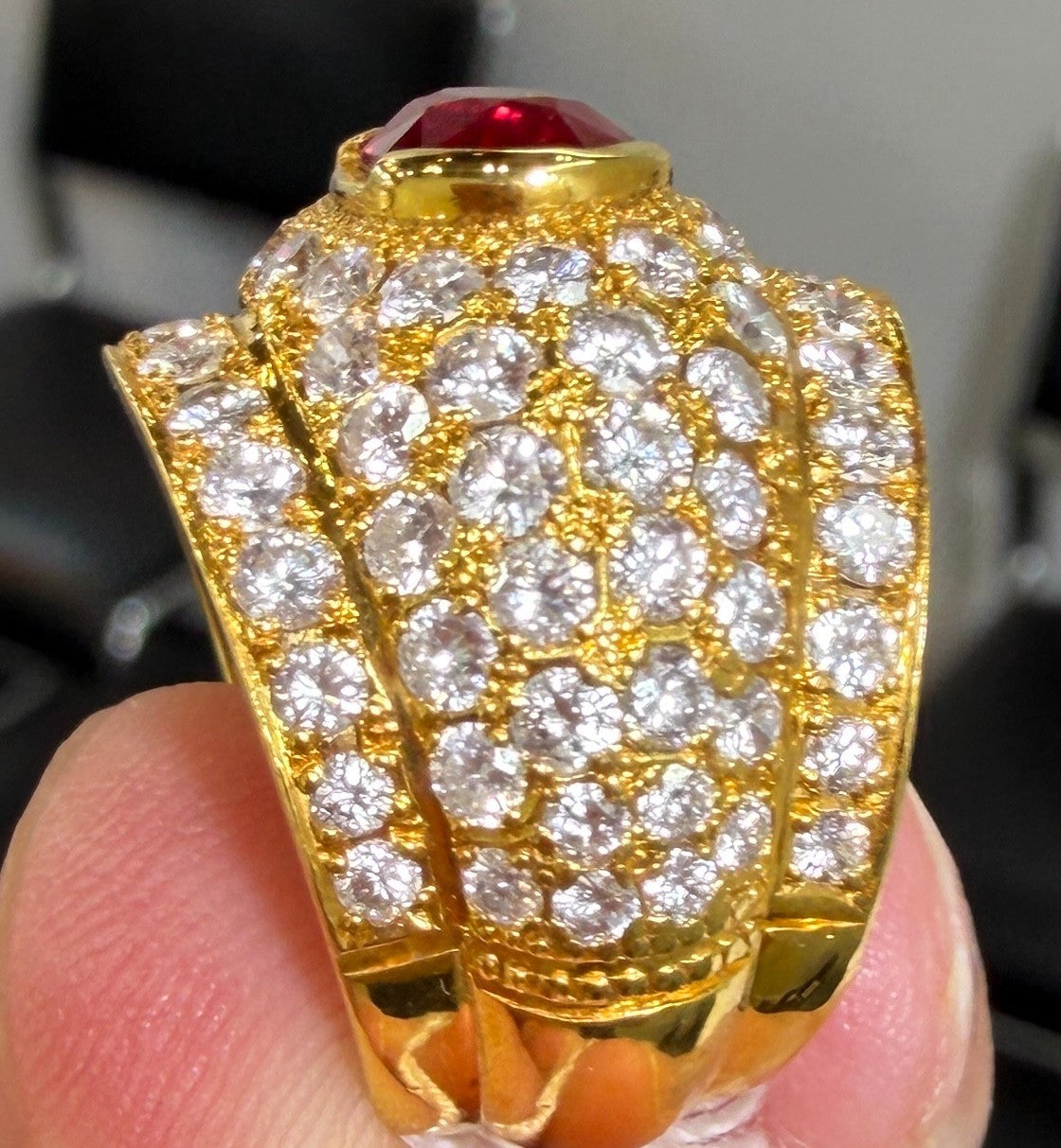 A Magnificent 2.02ct Ruby & Diamond 18k Unisex Ring