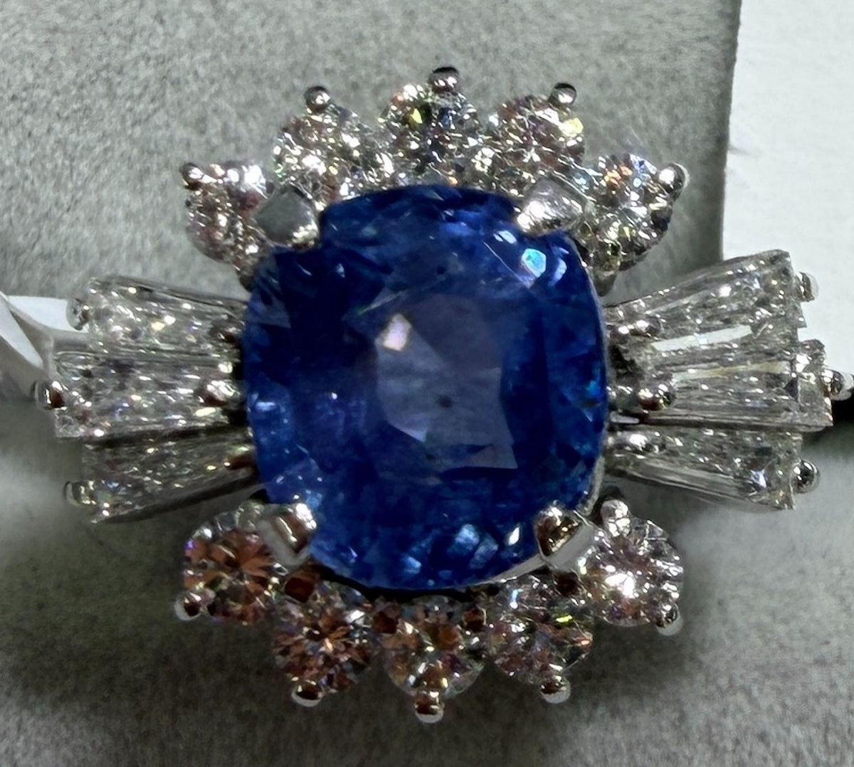 A Delightful 3.34ct Unheated Blue Sapphire Platinum & Diamond Ring