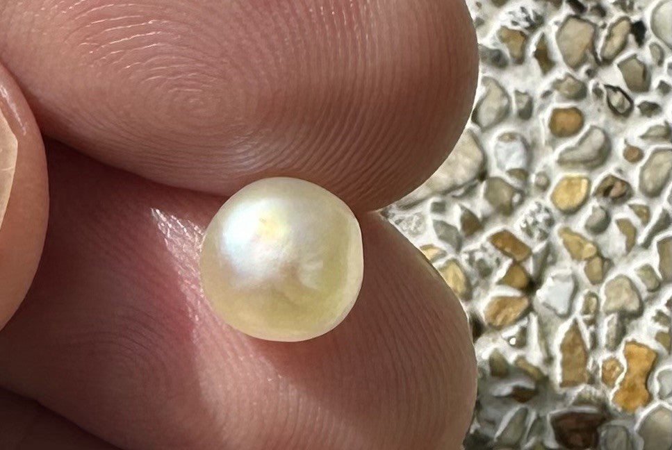 An Exquisite 2.65ct Natural Saltwater Pearl GIA Certificate