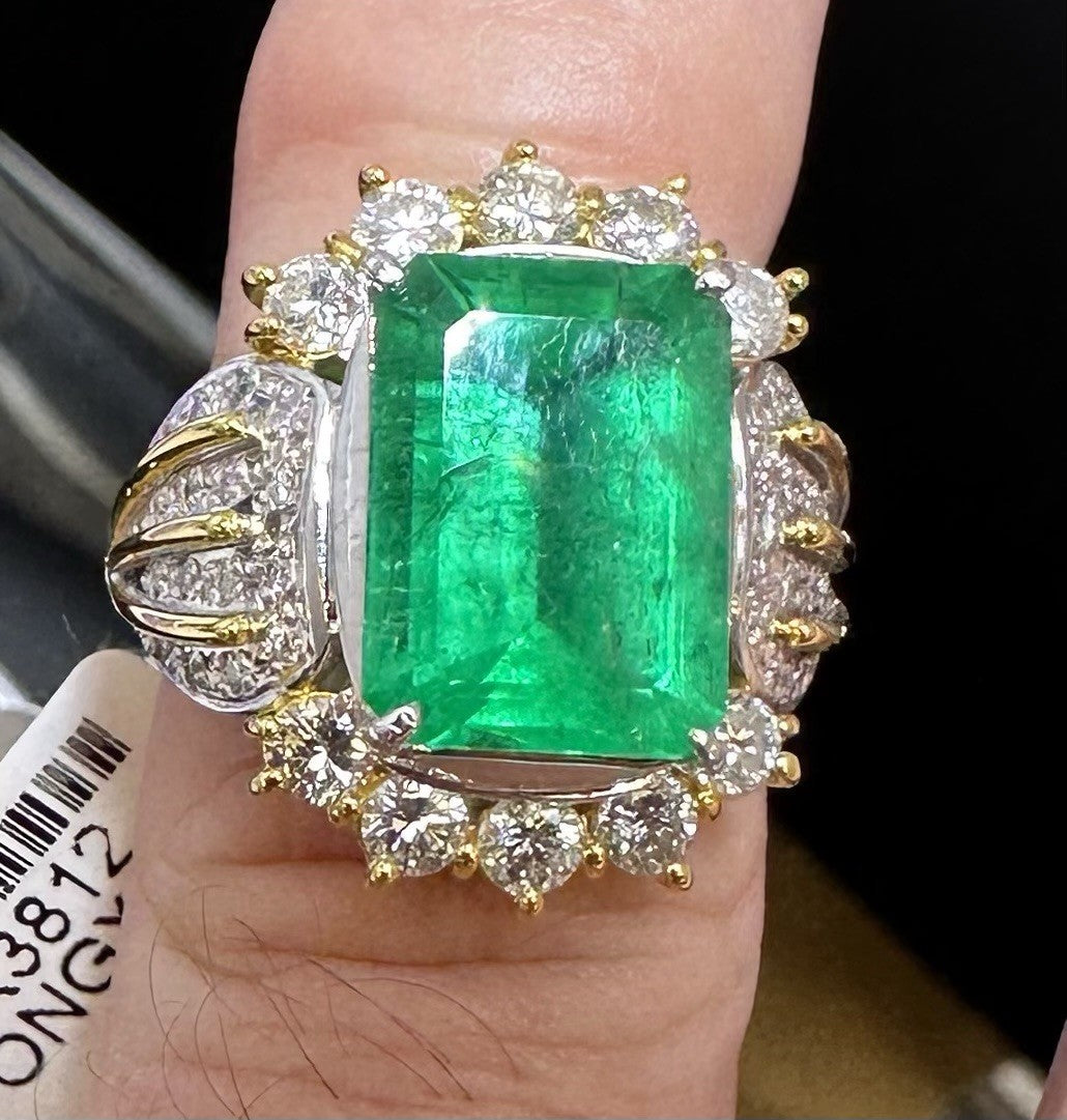 A Superb 5.30ct Colombia Emerald & Diamond Platinum Ring