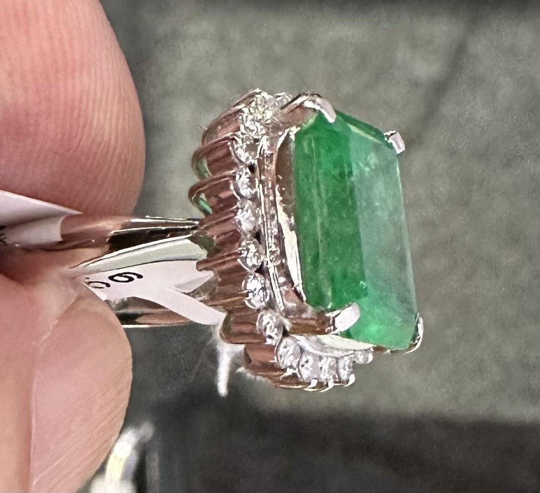 BARGAIN OF THE WEEK  Wonderful 5.00ct Colombia Emerald & Diamond Ring