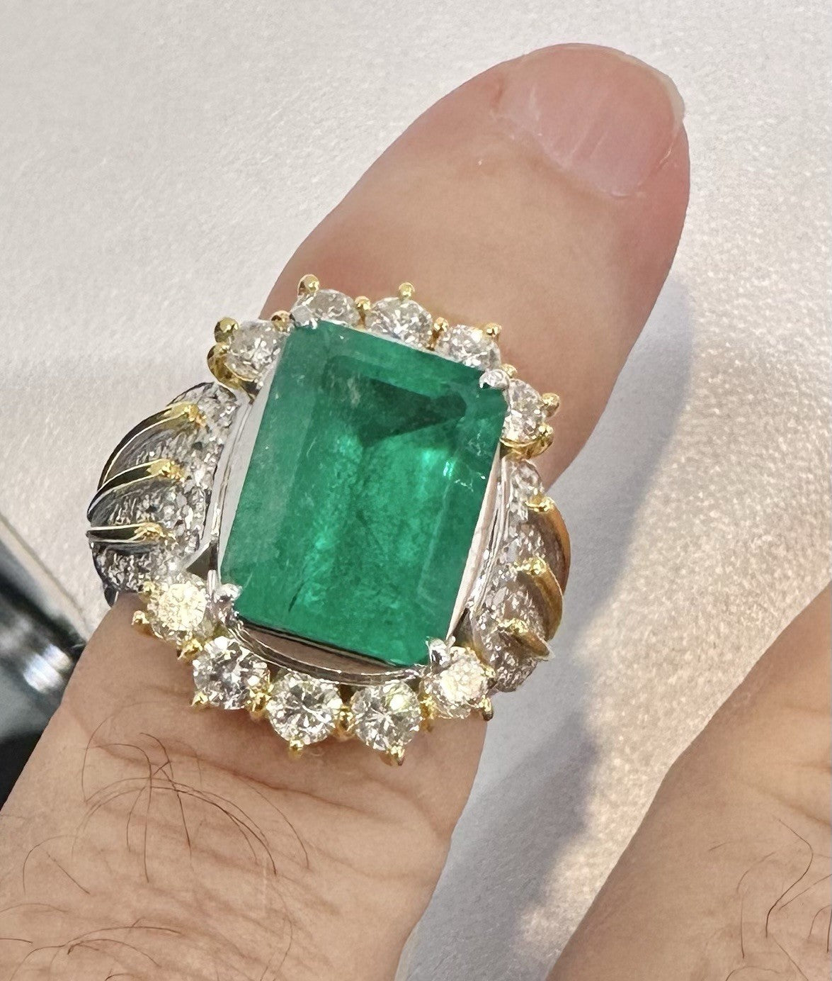 A Superb 5.30ct Colombia Emerald & Diamond Platinum Ring