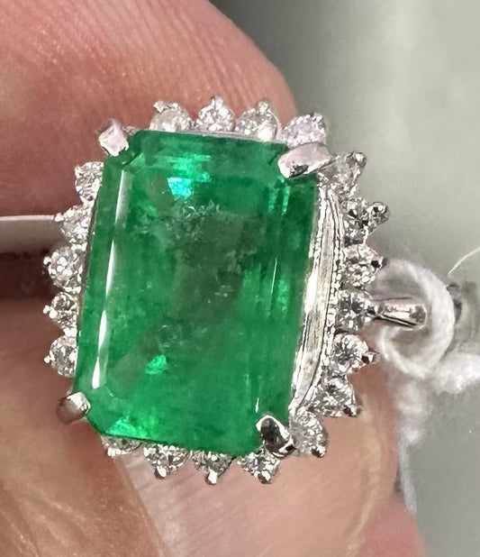 BARGAIN OF THE WEEK  Wonderful 5.00ct Colombia Emerald & Diamond Ring