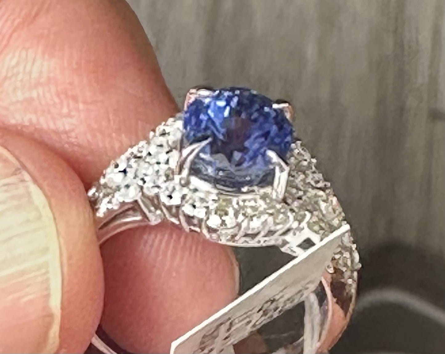 An Exquisite 3.07ct Unheated Blue Sapphire Platinum & Diamond Ring GIA