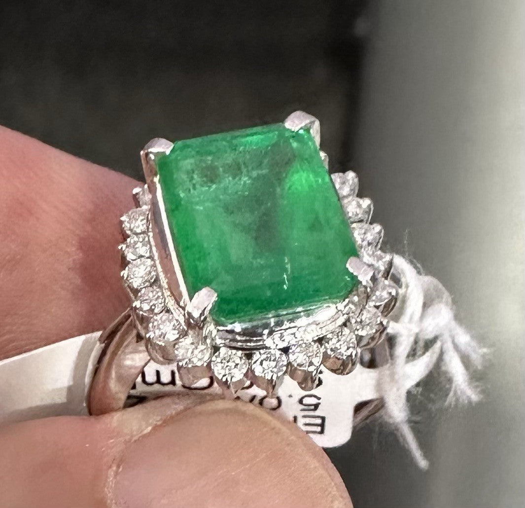 BARGAIN OF THE WEEK  Wonderful 5.00ct Colombia Emerald & Diamond Ring
