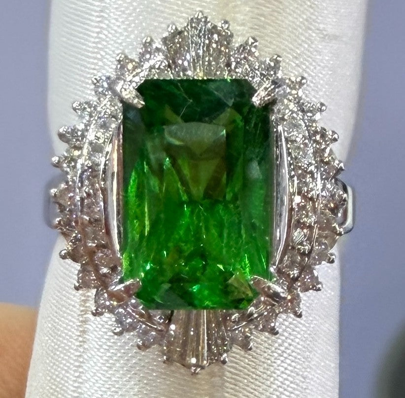 A Gorgeous 4.11ct Tsavorite & Diamond Platinum Ring