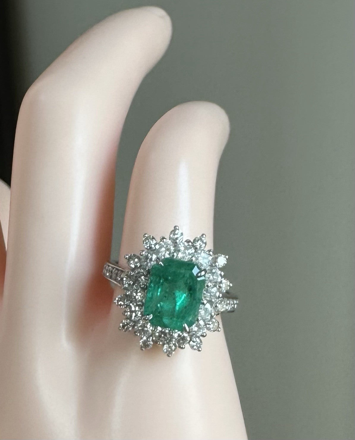 Magnificent 2.52ct Colombia Emerald & Diamond Platinum Ring