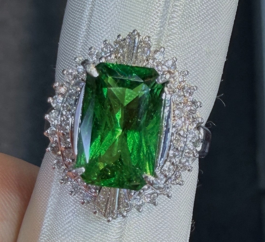 A Gorgeous 4.11ct Tsavorite & Diamond Platinum Ring
