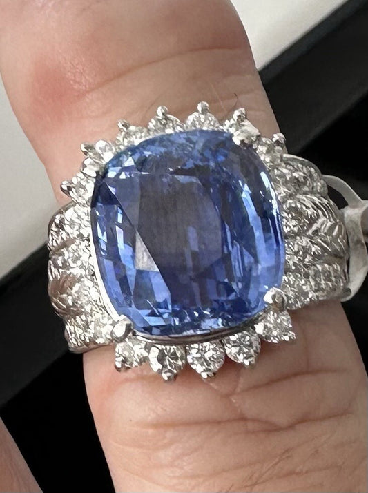 A Stunning Unisex 11.83ct Cornflower Blue Sapphire Plat & Diamond Ring