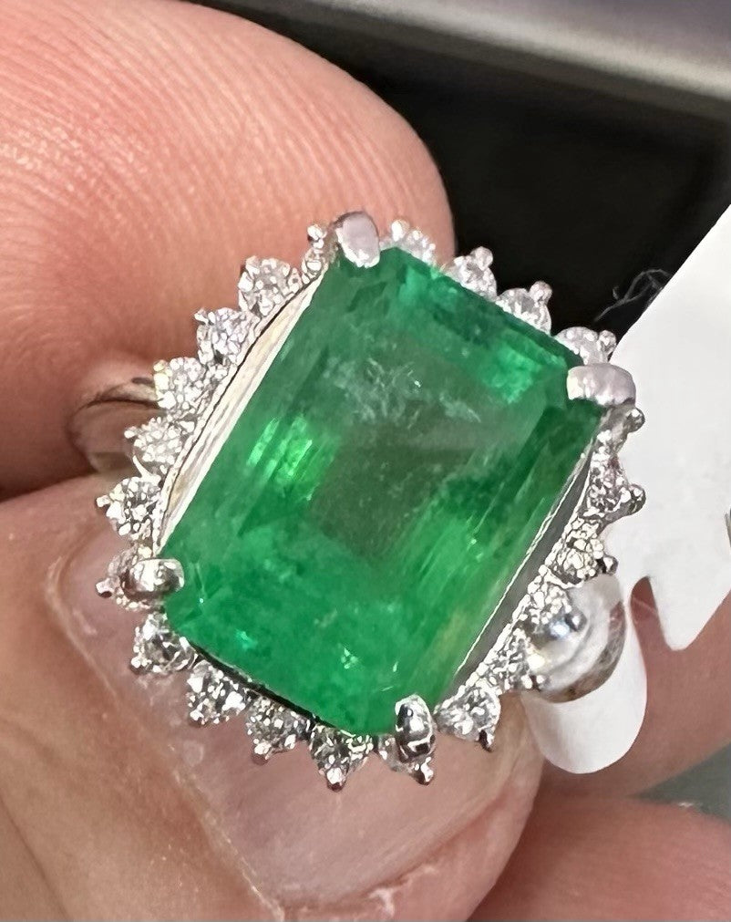 BARGAIN OF THE WEEK  Wonderful 5.00ct Colombia Emerald & Diamond Ring