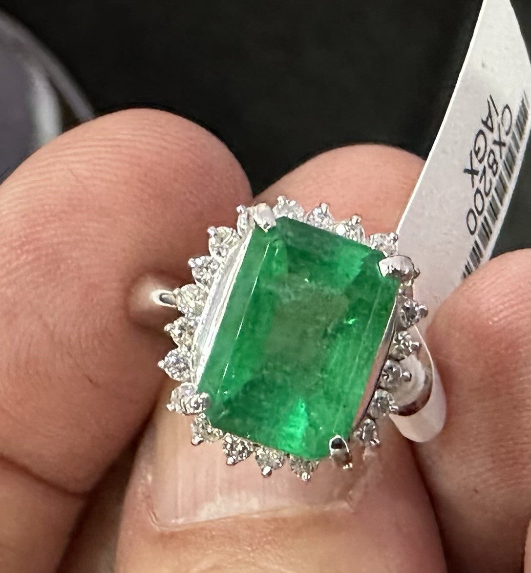 BARGAIN OF THE WEEK  Wonderful 5.00ct Colombia Emerald & Diamond Ring