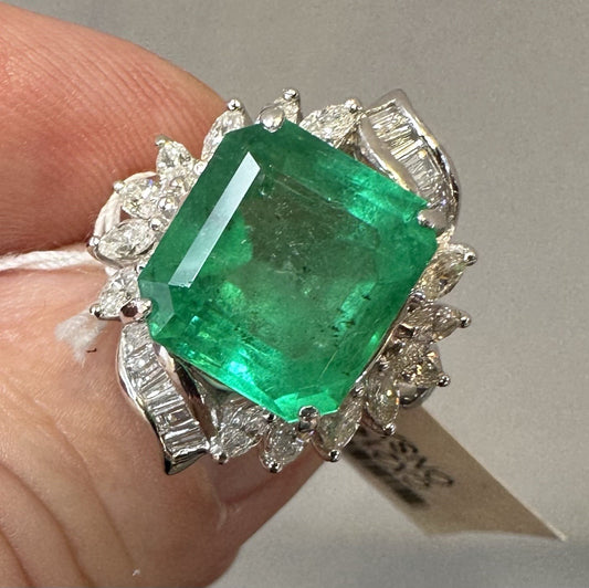 A Wonderful 6.76ct Colombia Emerald & Diamond Ring