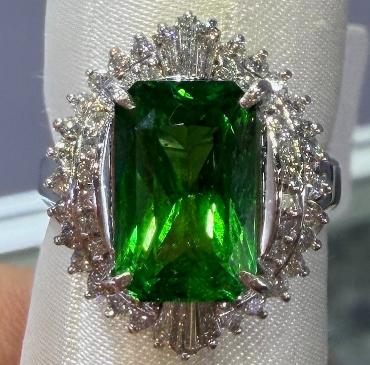 A Gorgeous 4.11ct Tsavorite & Diamond Platinum Ring
