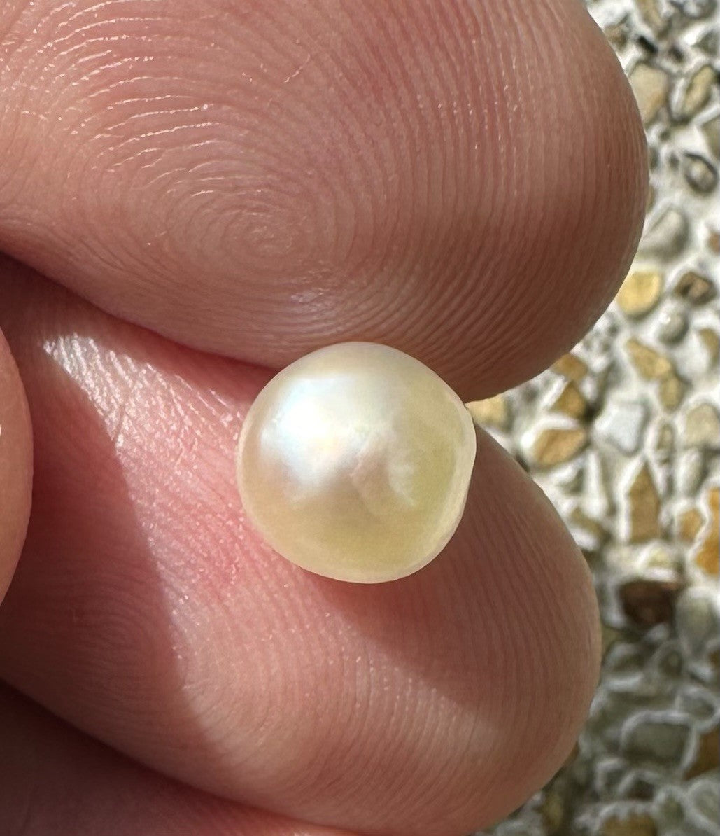 An Exquisite 2.65ct Natural Saltwater Pearl GIA Certificate