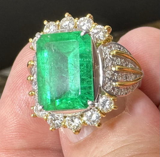A Superb 5.30ct Colombia Emerald & Diamond Platinum Ring