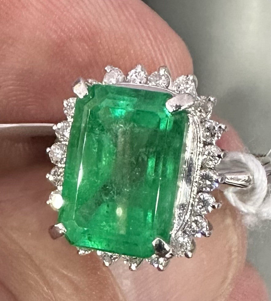 BARGAIN OF THE WEEK  Wonderful 5.00ct Colombia Emerald & Diamond Ring