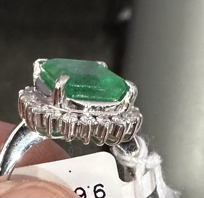 BARGAIN OF THE WEEK  Wonderful 5.00ct Colombia Emerald & Diamond Ring