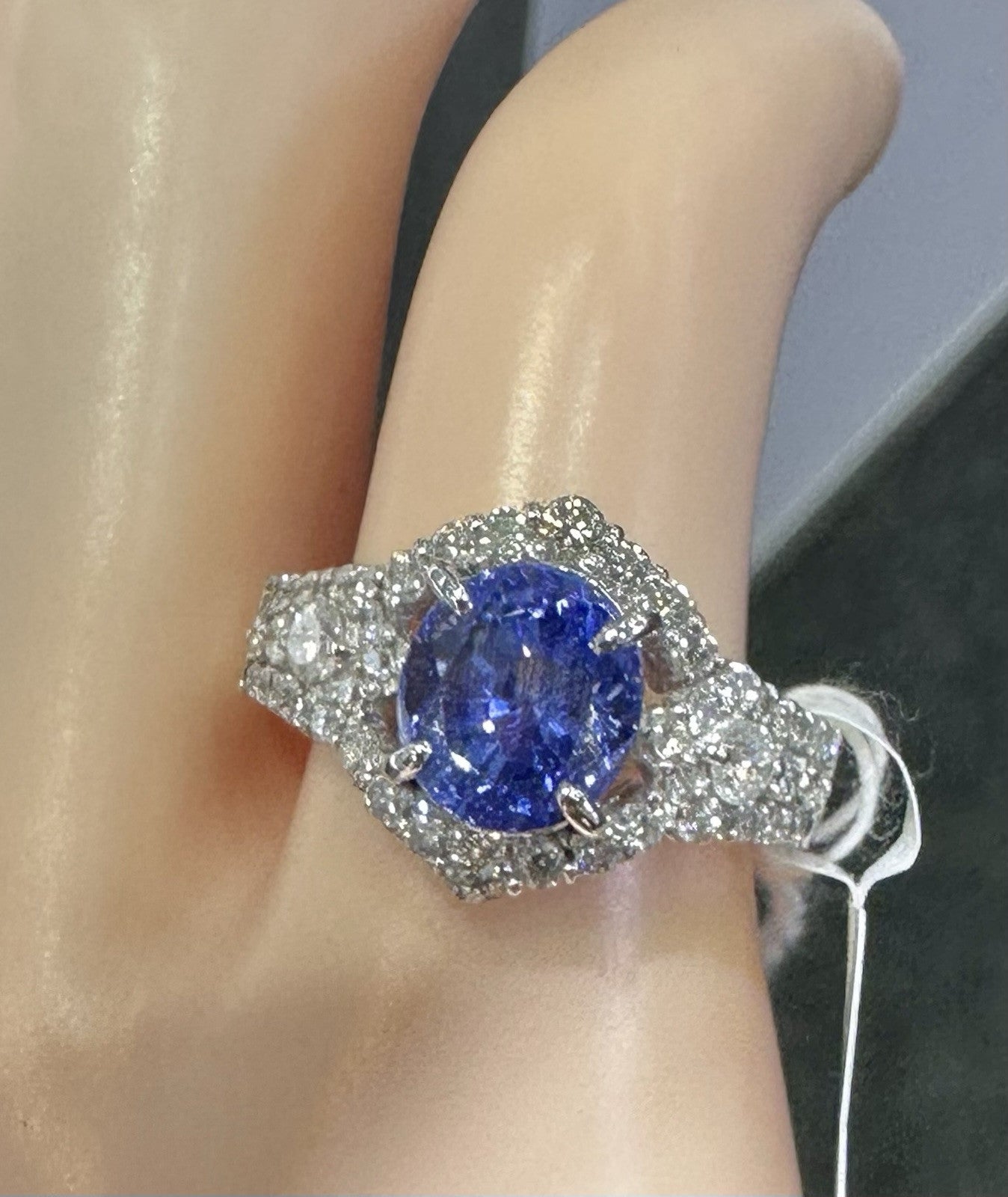 An Exquisite 3.07ct Unheated Blue Sapphire Platinum & Diamond Ring GIA