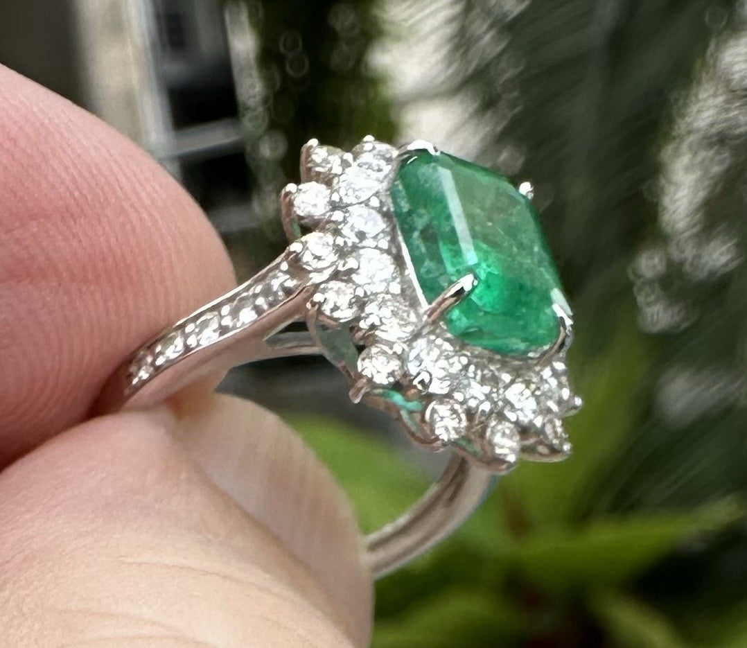 Magnificent 2.52ct Colombia Emerald & Diamond Platinum Ring