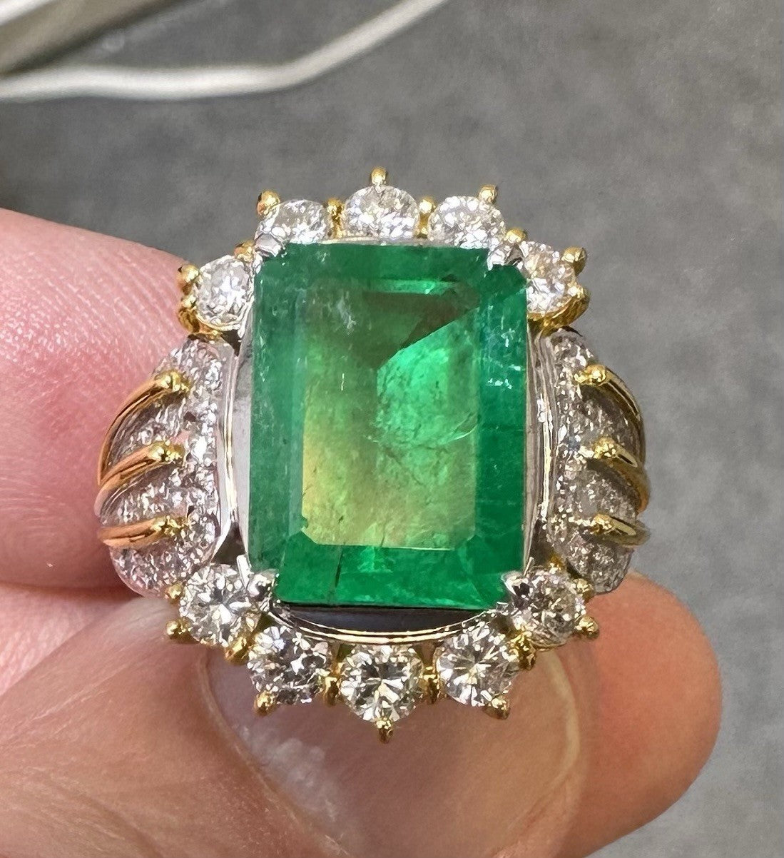 A Superb 5.30ct Colombia Emerald & Diamond Platinum Ring