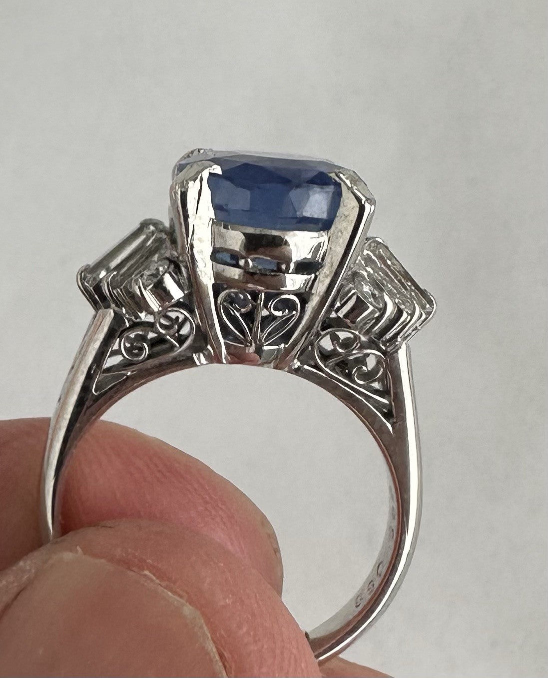 An Exquisite Unheated 6.22ct Blue Sapphire & Diamond Ring GIA