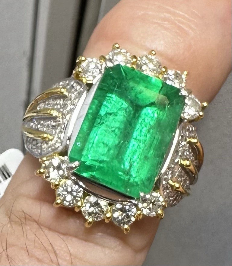 A Superb 5.30ct Colombia Emerald & Diamond Platinum Ring
