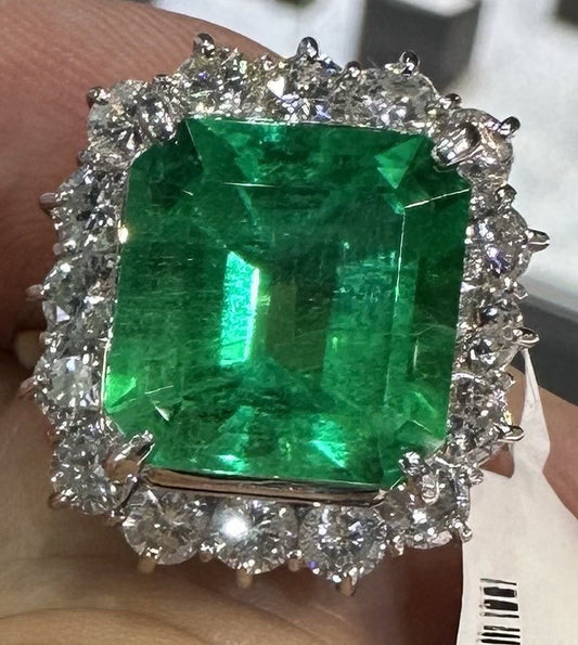 A Magnificent 8.54ct Colombia Emerald & Diamond Platinum Ring