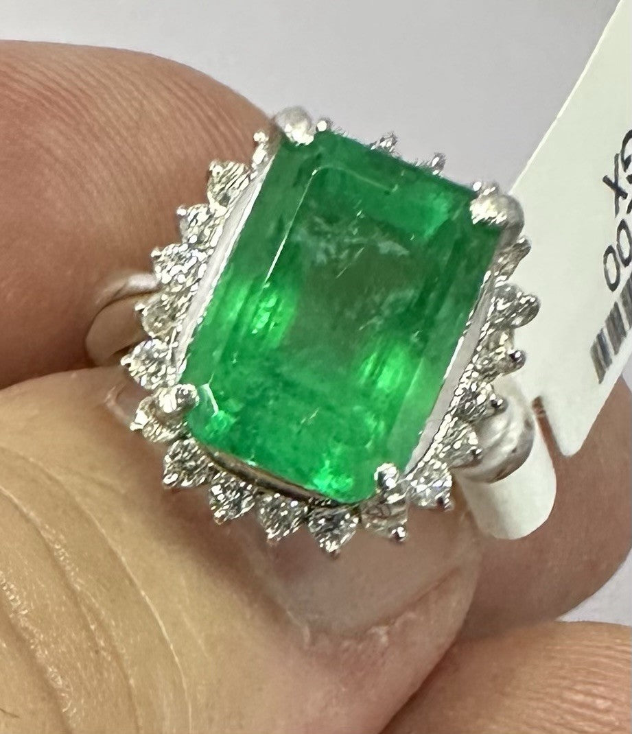 BARGAIN OF THE WEEK  Wonderful 5.00ct Colombia Emerald & Diamond Ring