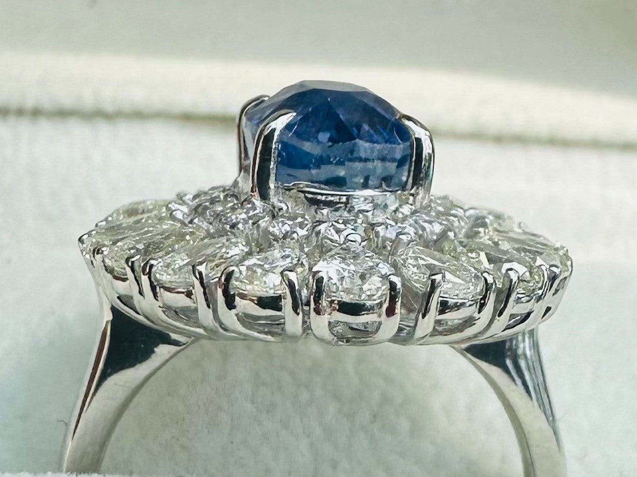 An Exquisite 3.10ct Unheated Blue Sapphire No Heat Platinum & Diamond Ring