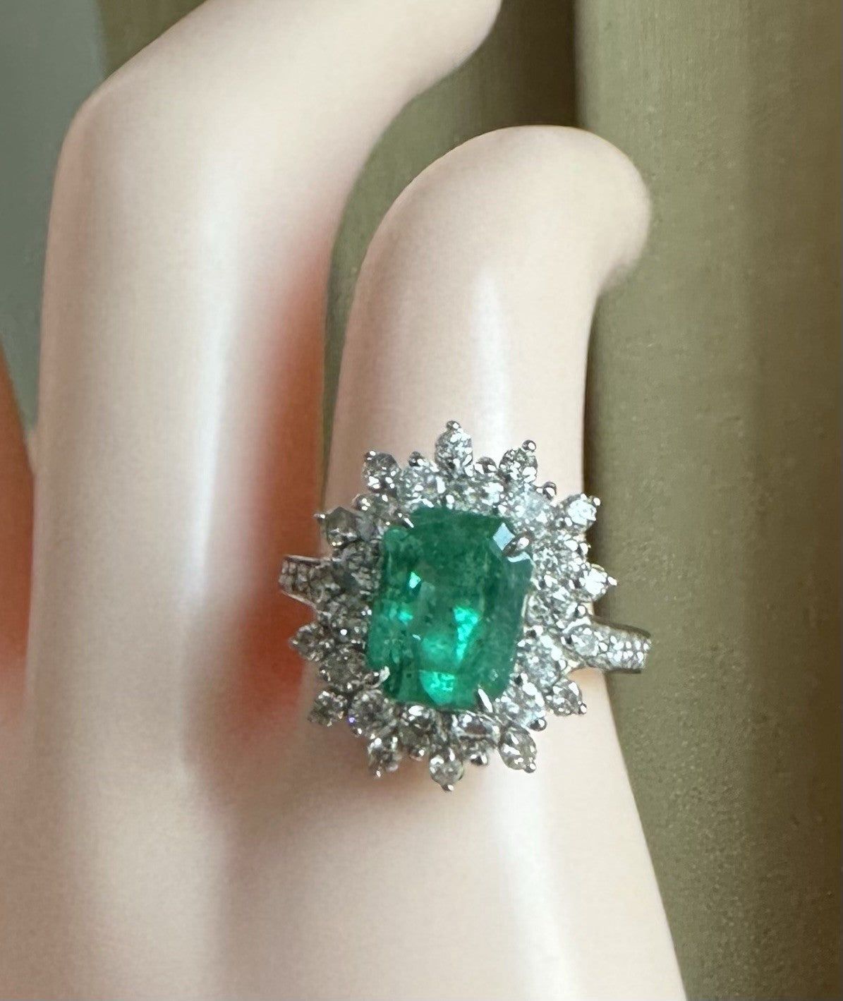 Magnificent 2.52ct Colombia Emerald & Diamond Platinum Ring