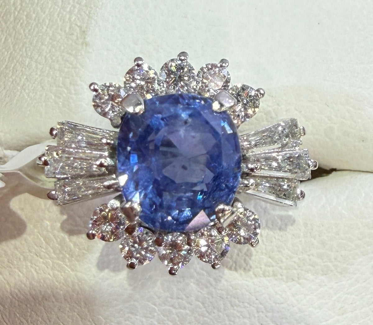 A Delightful 3.34ct Unheated Blue Sapphire Platinum & Diamond Ring