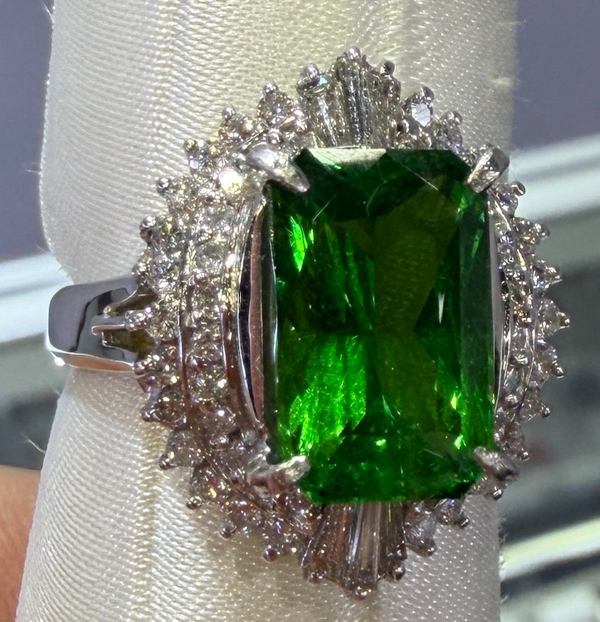 A Gorgeous 4.11ct Tsavorite & Diamond Platinum Ring