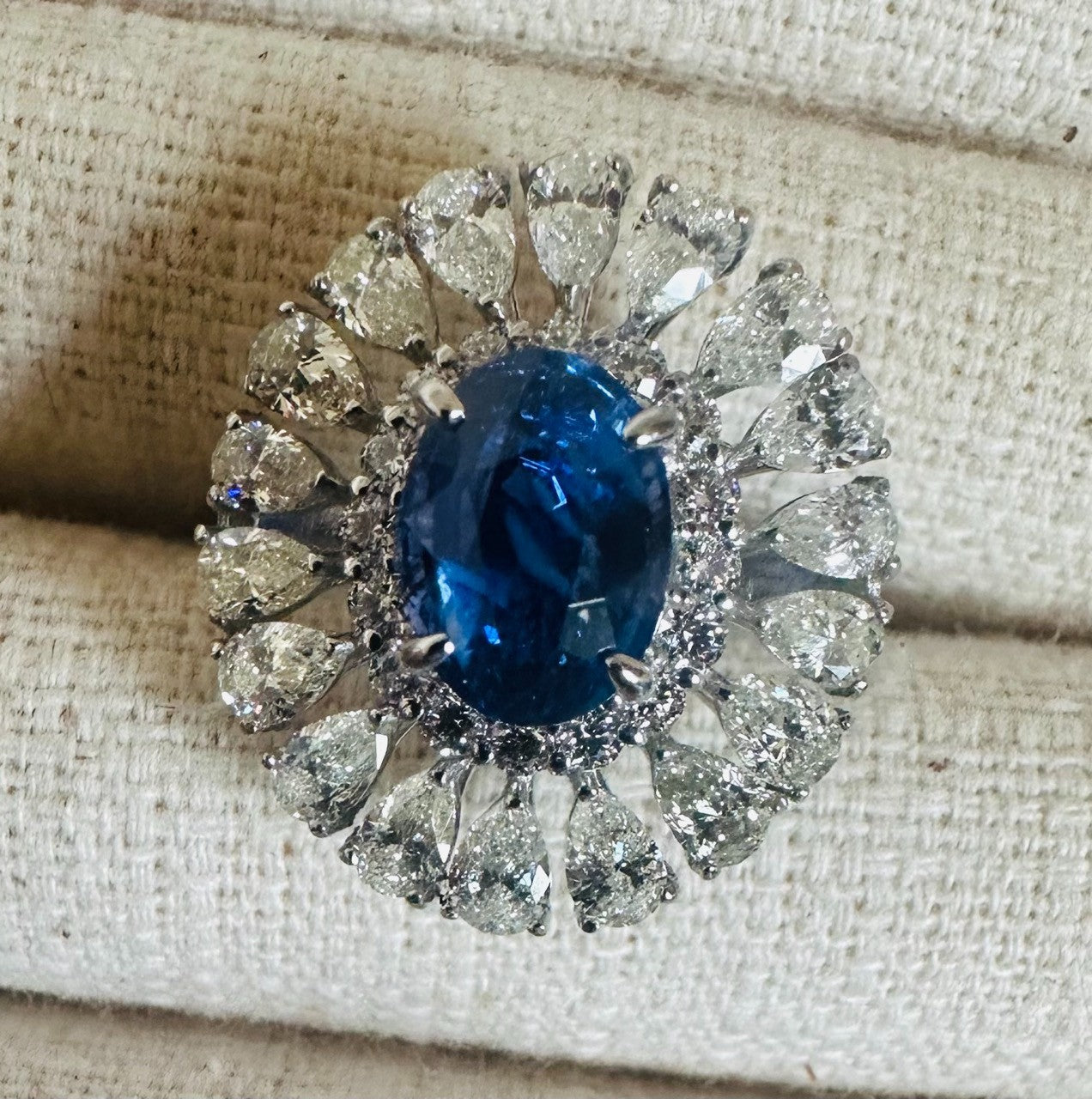 An Exquisite 3.10ct Unheated Blue Sapphire No Heat Platinum & Diamond Ring