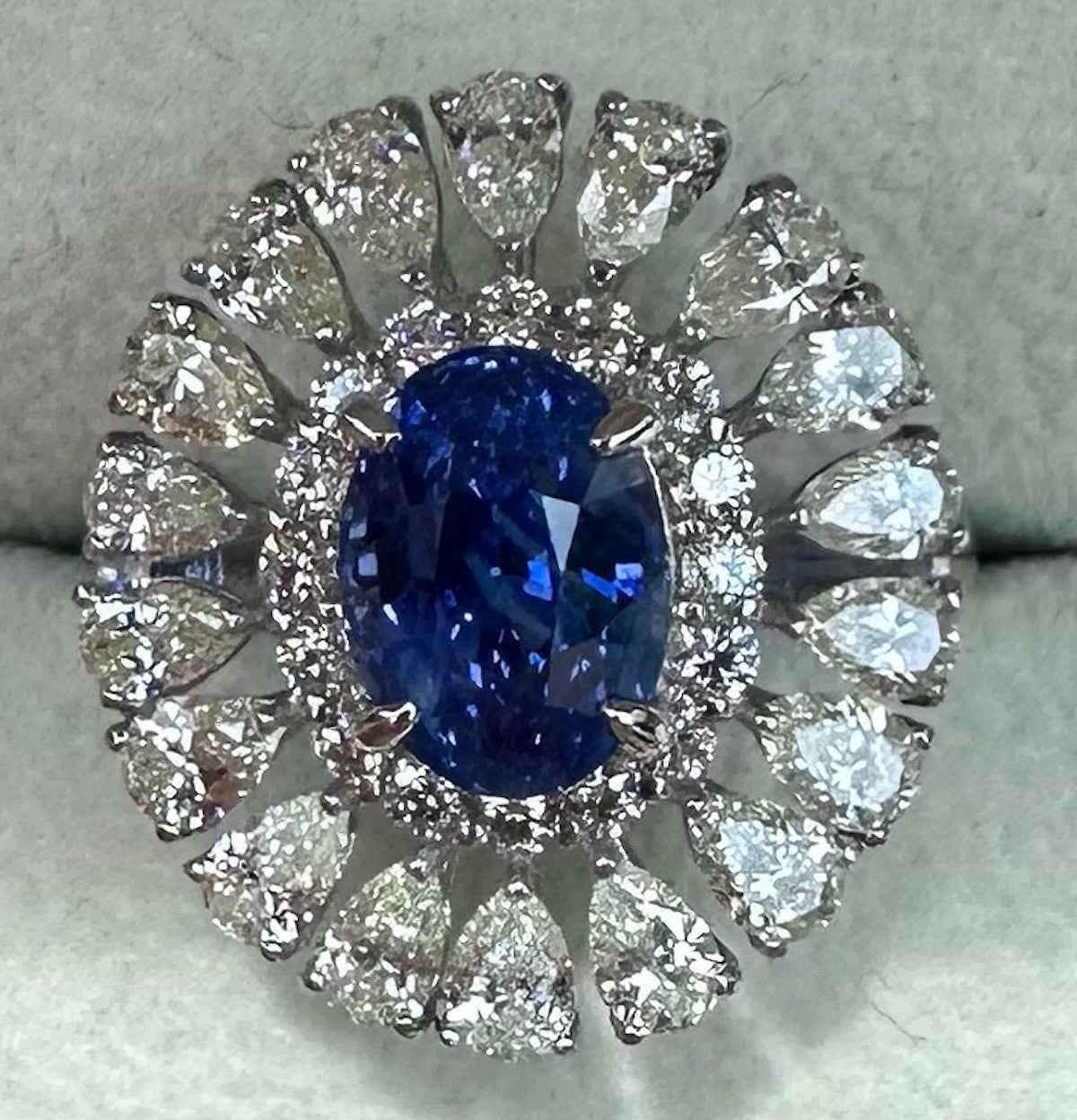 An Exquisite 3.10ct Unheated Blue Sapphire No Heat Platinum & Diamond Ring