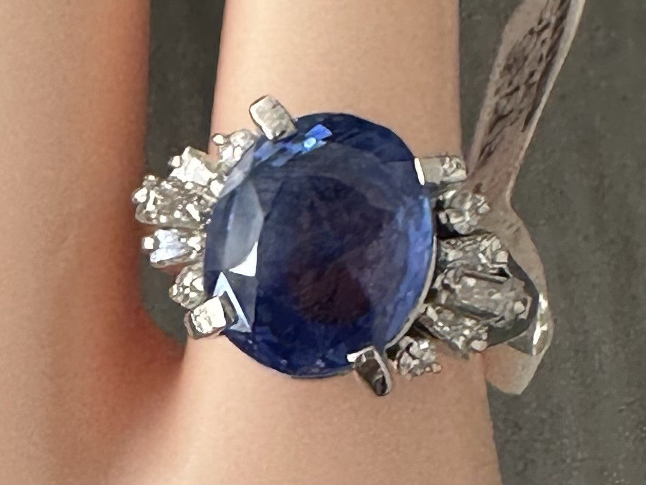 An Exquisite Unheated 6.22ct Blue Sapphire & Diamond Ring GIA