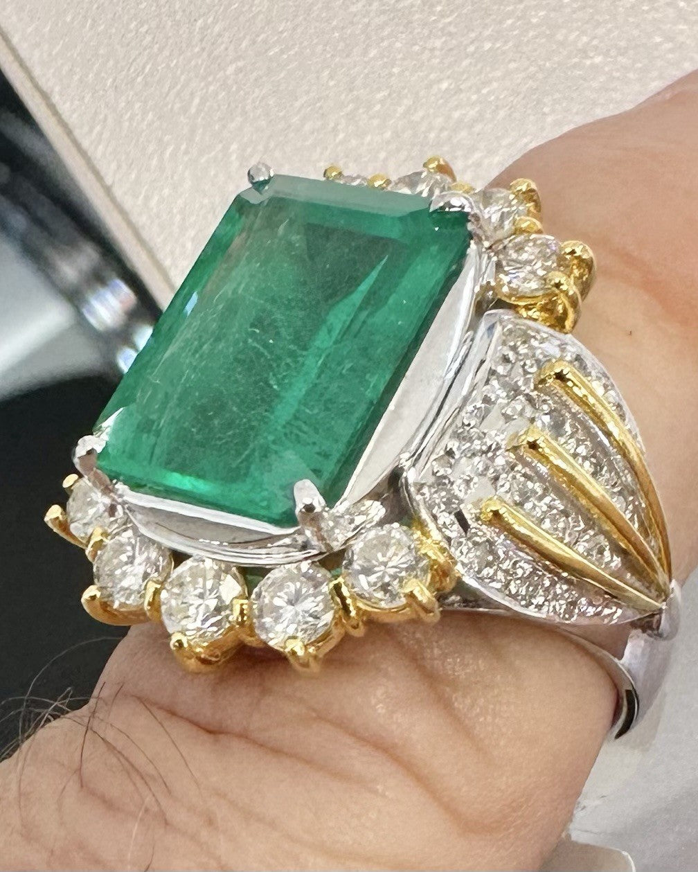 A Superb 5.30ct Colombia Emerald & Diamond Platinum Ring
