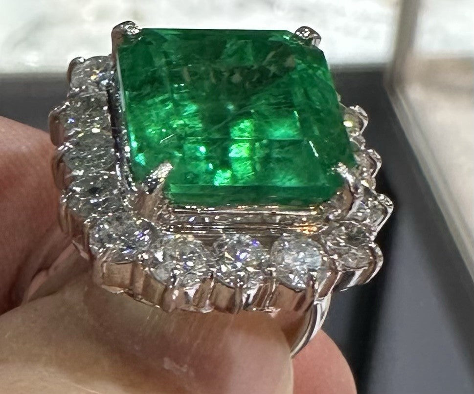 A Magnificent 8.54ct Colombia Emerald & Diamond Platinum Ring
