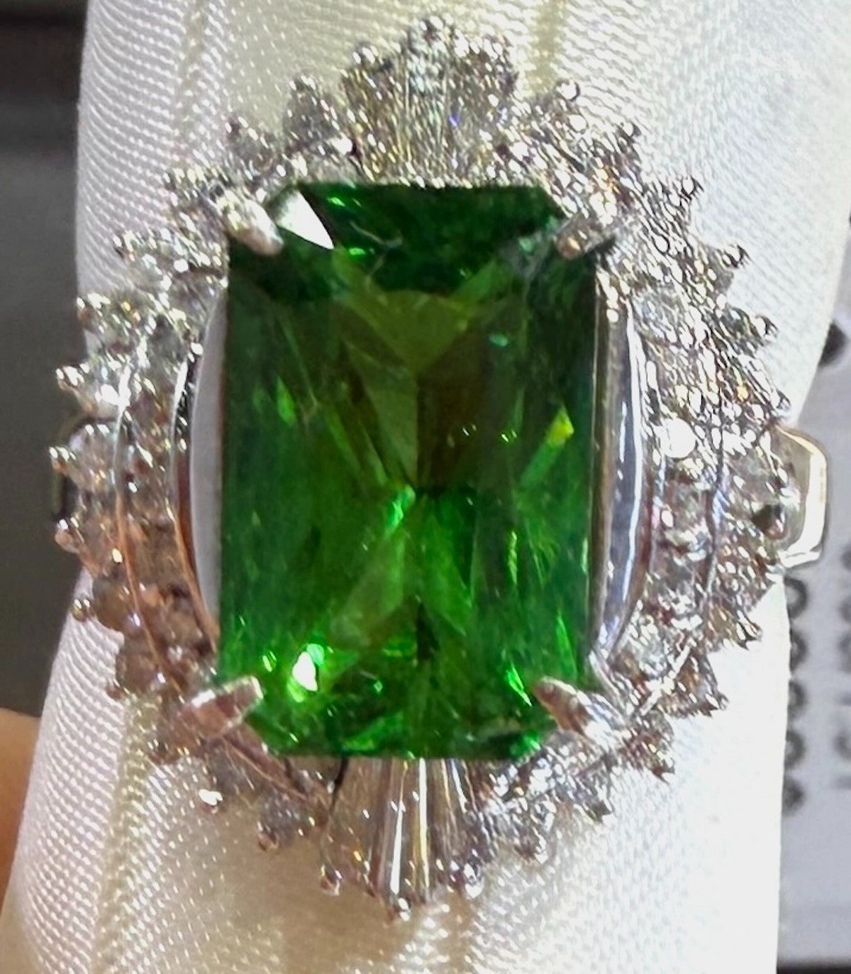 A Gorgeous 4.11ct Tsavorite & Diamond Platinum Ring