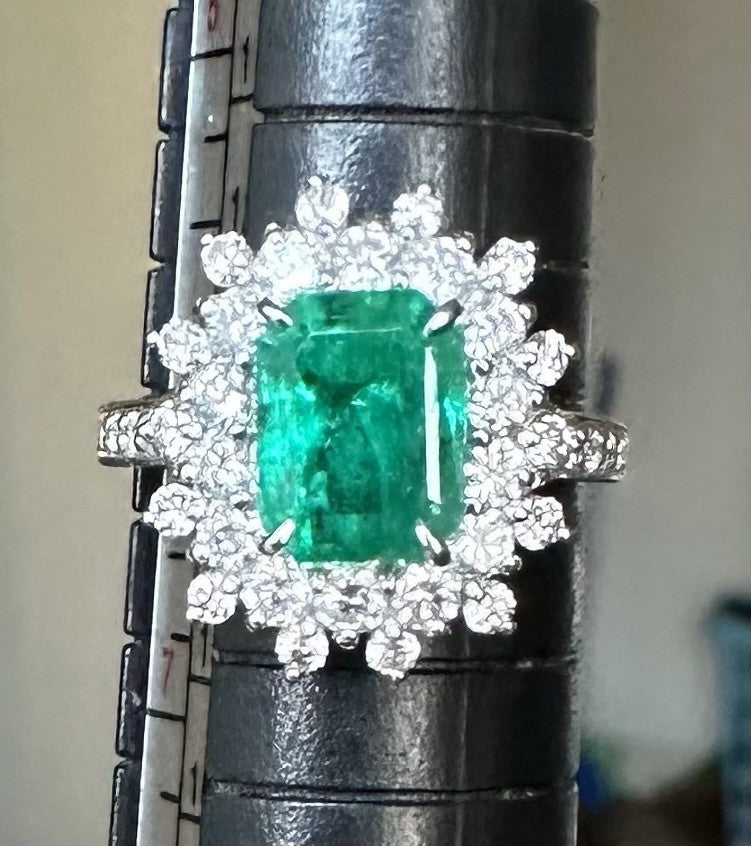 Magnificent 2.52ct Colombia Emerald & Diamond Platinum Ring