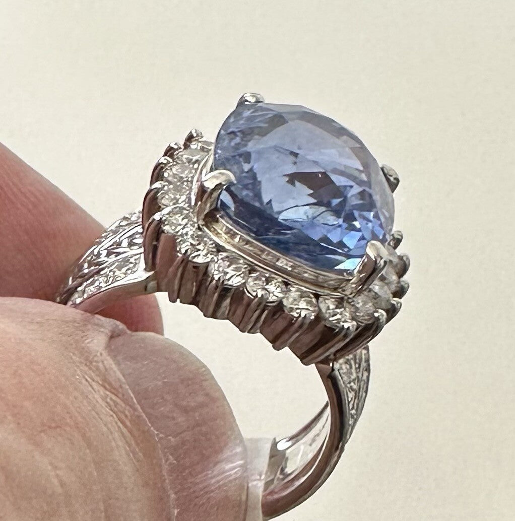 A Stunning Unisex 11.83ct Cornflower Blue Sapphire Plat & Diamond Ring
